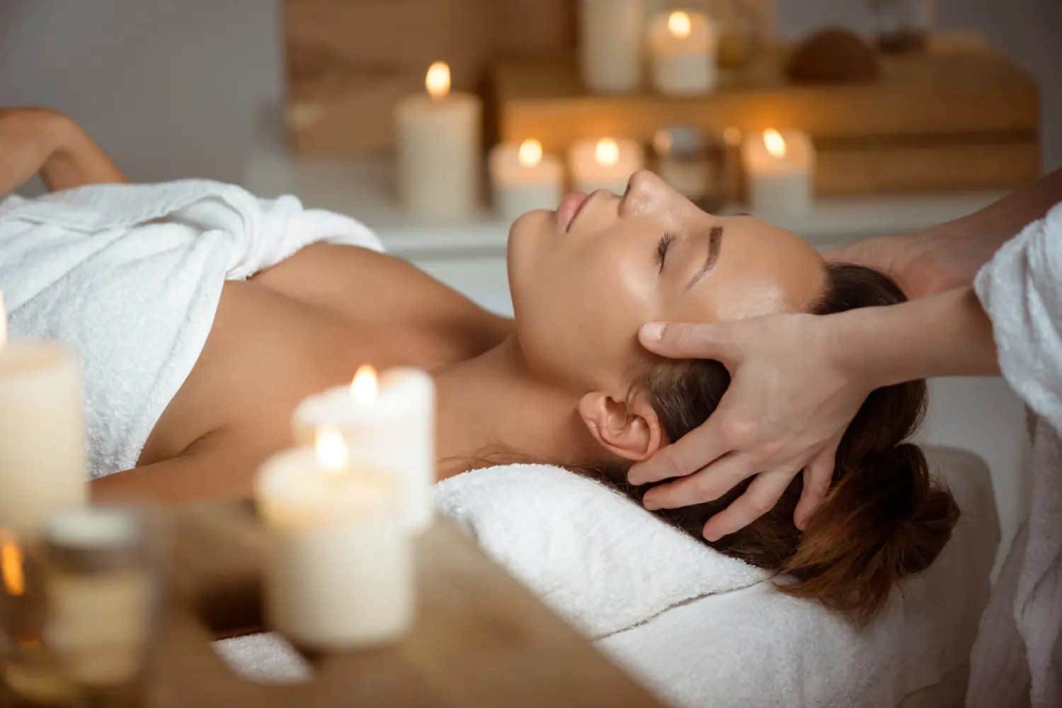 Junges schönes Mädchen bei einer entspannenden Gesichtsmassage im Spa-Salon.
